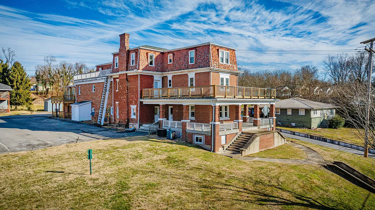 Building Photo - 2000 Netherland Inn Rd