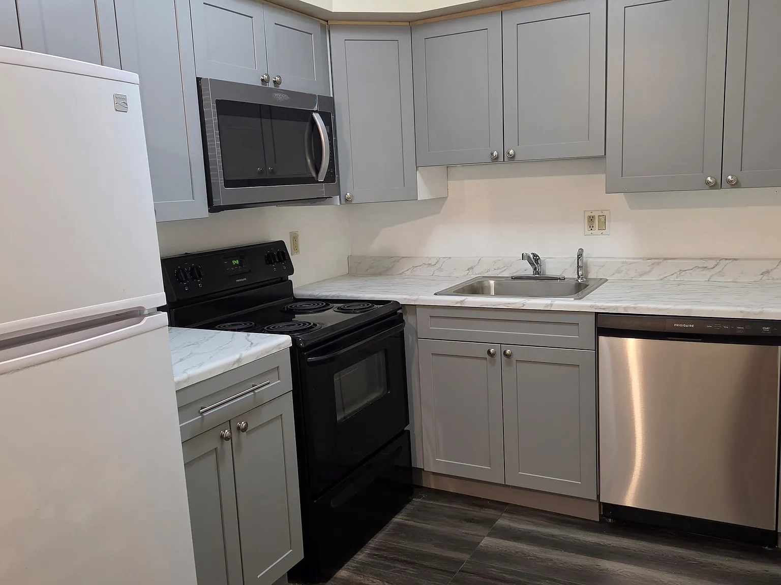 219 Washington Pl — Photo 2