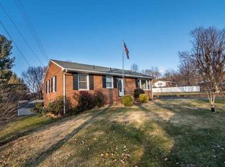 15 N Lynnhaven Dr, Staunton, VA 24401