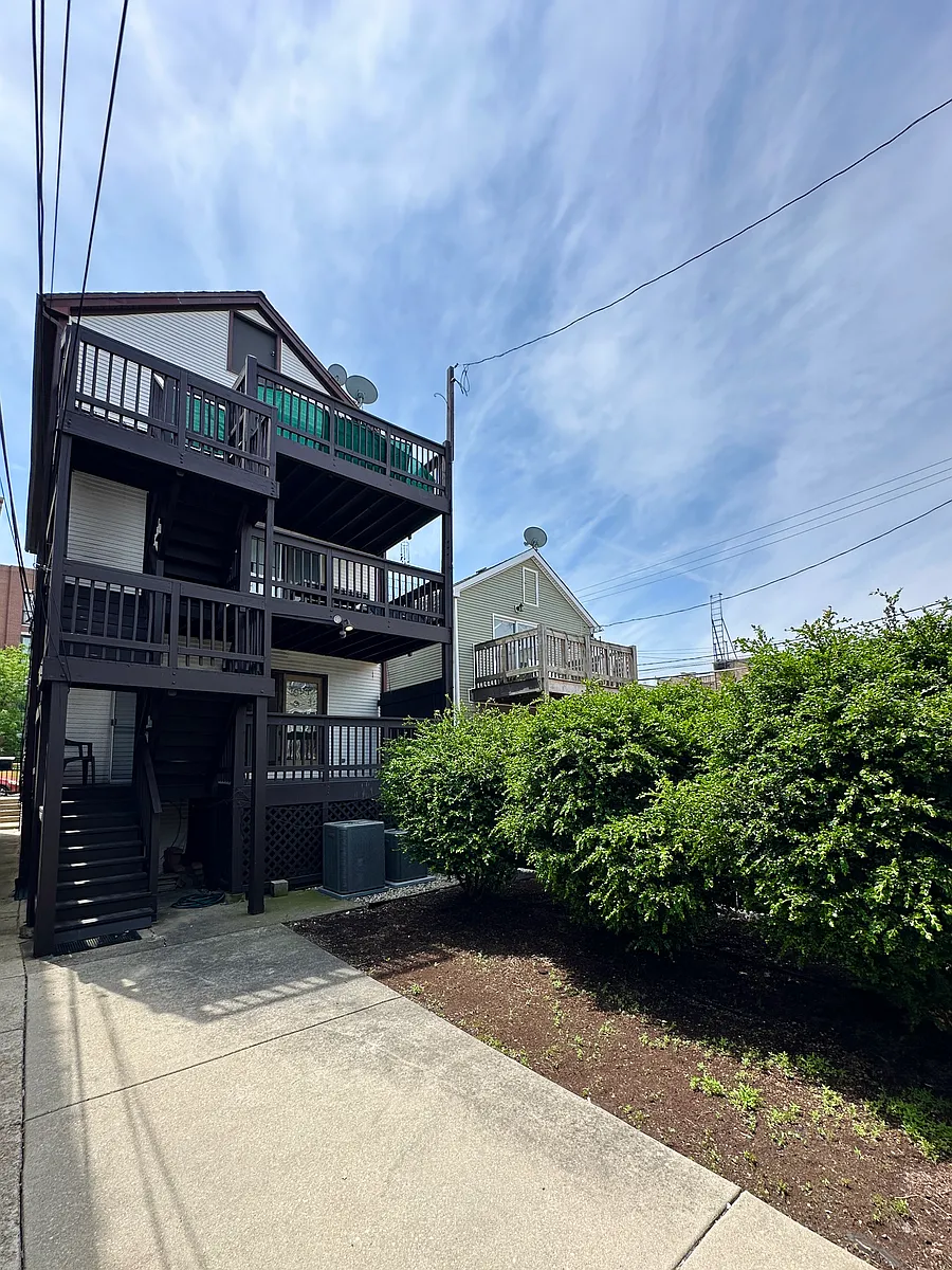 Building Photo - 1542 W Chestnut St #1F