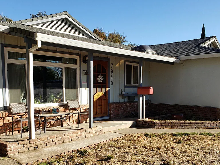 7940 Rosswood Dr — Photo 2