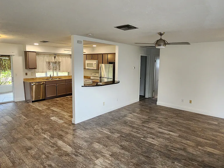 233 SW 47th St — Photo 3
