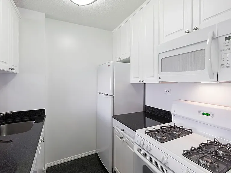 155 E 31st St #E20H — Photo 2