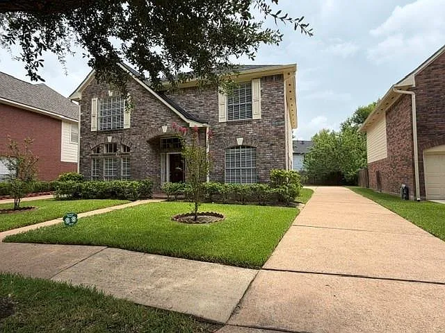 4 bed, 2.5 bath, 2709 sqft, $2,300 — Photo 2
