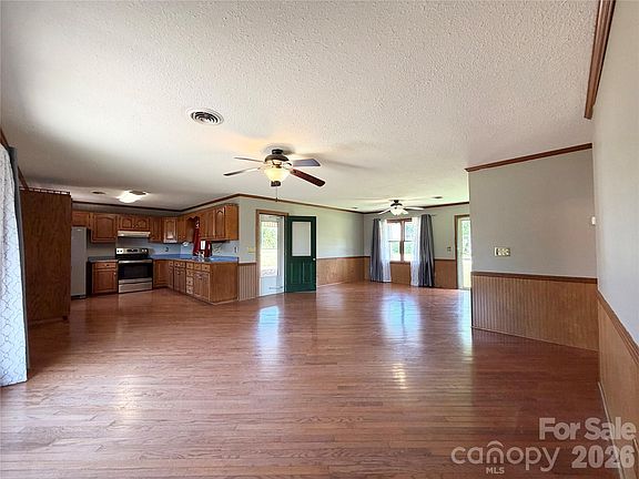 4th image of 372 Ferry Rd