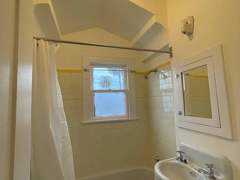 1129 N Hoover St #203 — Photo 6