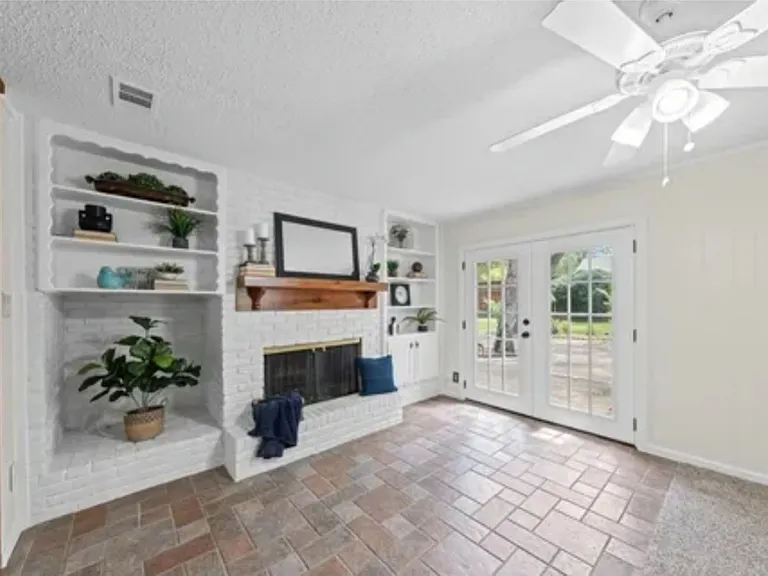 205 W Ash Ln — Photo 6