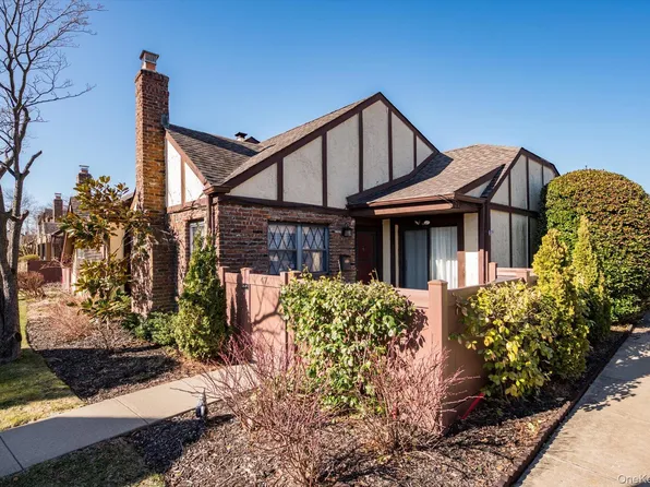 47 Greenmeadow Court, Deer Park, NY 11729