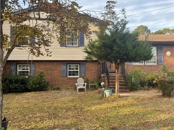 3010 Woolard Dr, Hope Mills, NC 28348