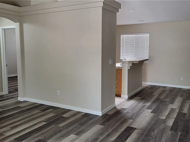2105 E Crystal Dr — Photo 2