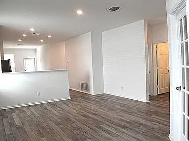 217 English Oak St — Photo 6