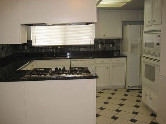 3rd image of 3101 S Glenbrook Dr