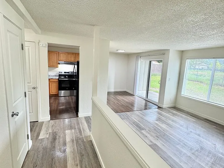 404 27th St SE — Photo 3