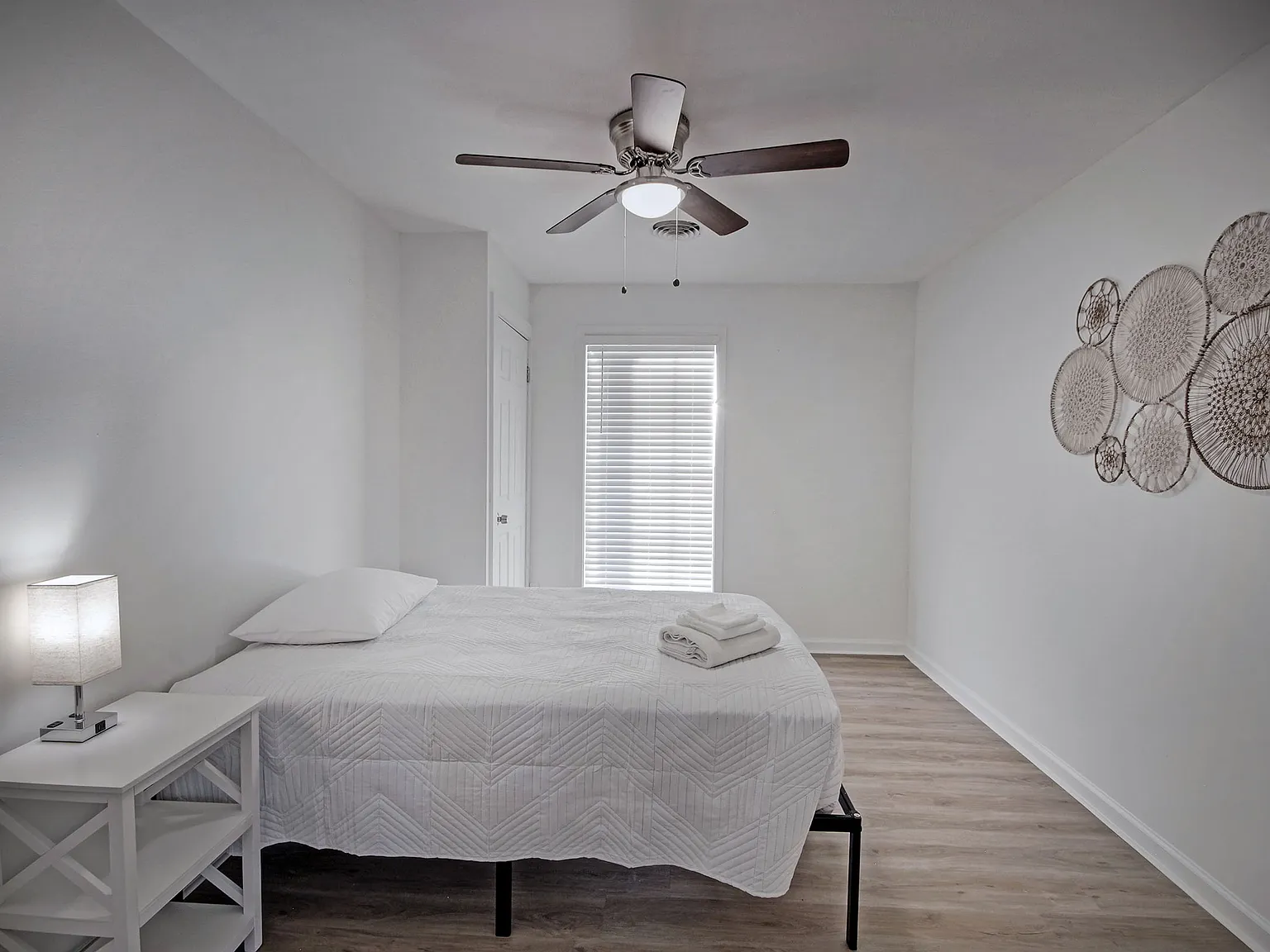 6 bed, 2296 sqft, $6,900 — Photo 3