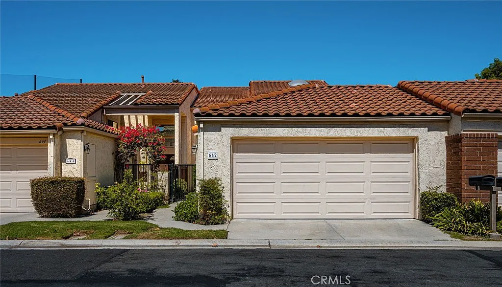 3 bed, 2134 sqft, $4,950 — Photo 3