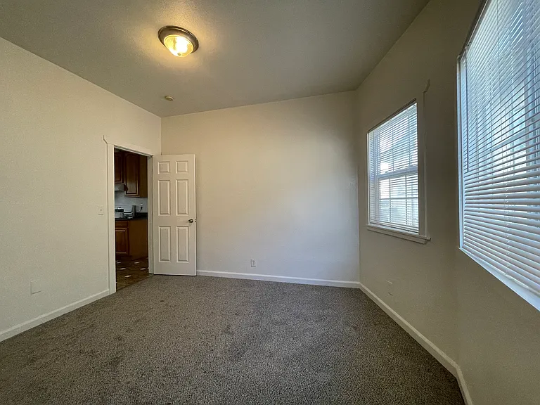 682 W Macarthur Blvd — Photo 14