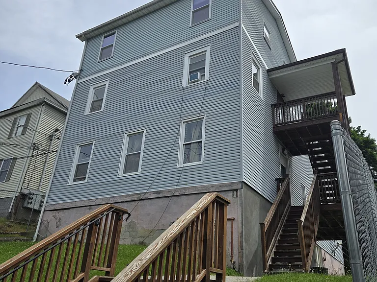 131 N Clinton St #3 — Photo 2