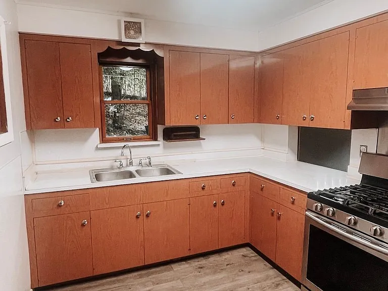 250 Elwyn Ave — Photo 3