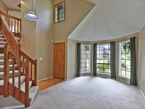 Living rm w/bay window