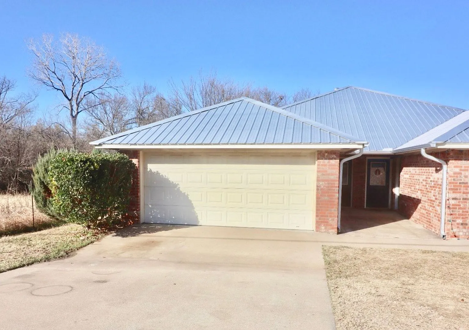 For Lease! Nicely Remodeled 3 Br - 2 Ba Brick Duplex With A 2 Car Garage In Weatherford. — Photo 1