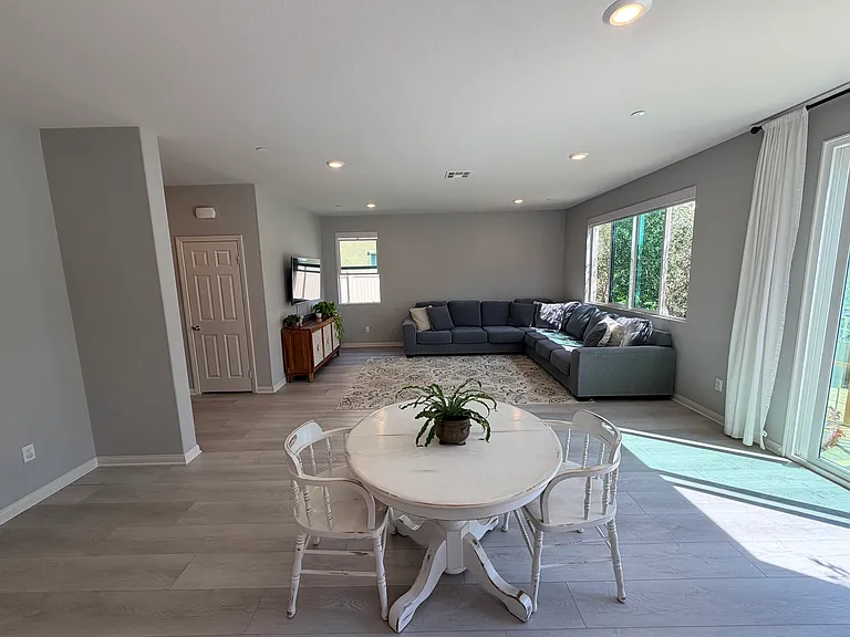 385 Eureka Dr — Photo 10