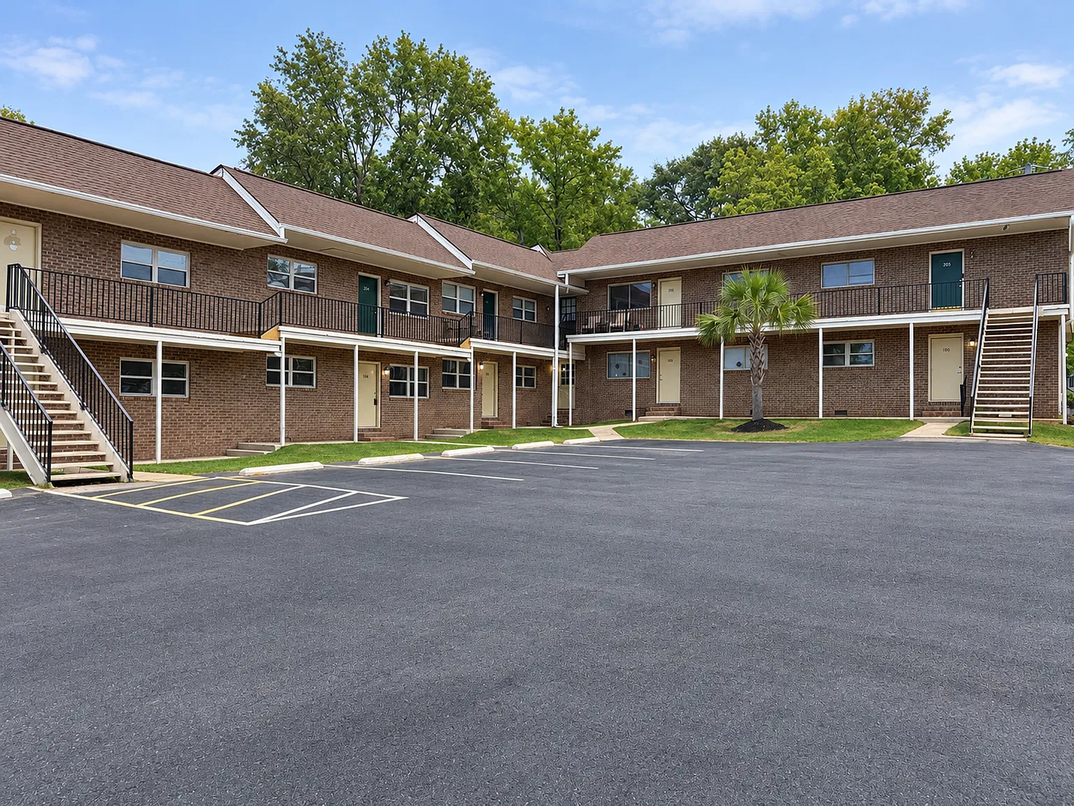 Lake Lodge Apartments — Photo 2