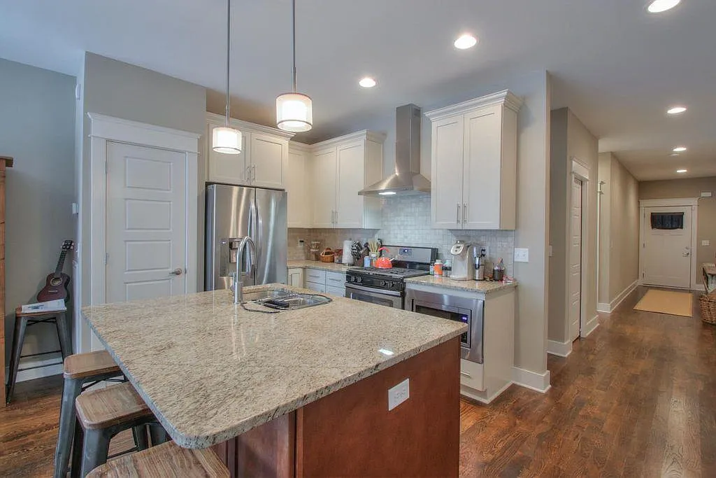 3 bed, 2.5 bath, 1804 sqft, $3,250 — Photo 2