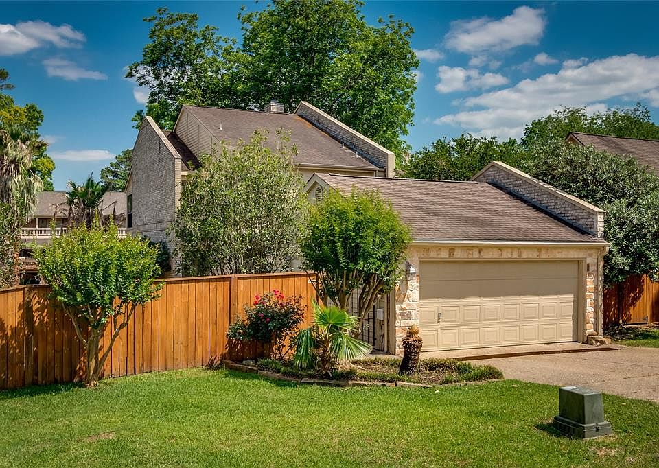 Beautiful 3/2.5 home in Cape Conroe on the canal! A must see.