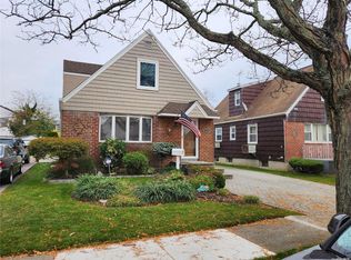 8027 268th St, Glen Oaks, NY 11004