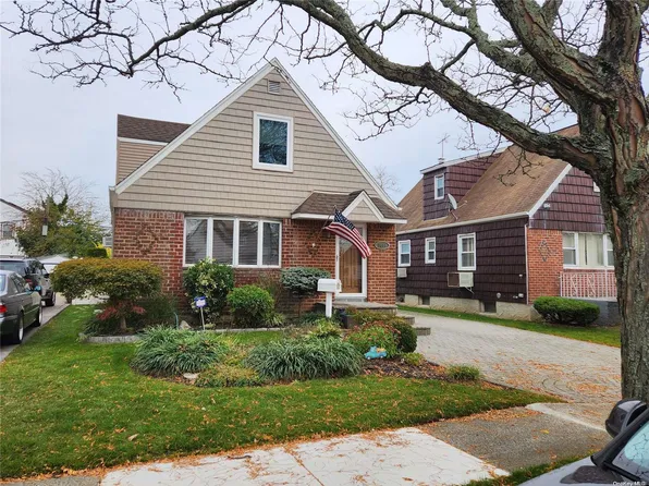 80-27 268th Street, Floral Park, NY 11004