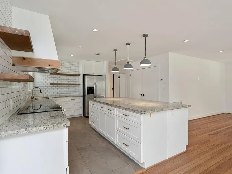 1834 Norcrest Dr — Photo 12