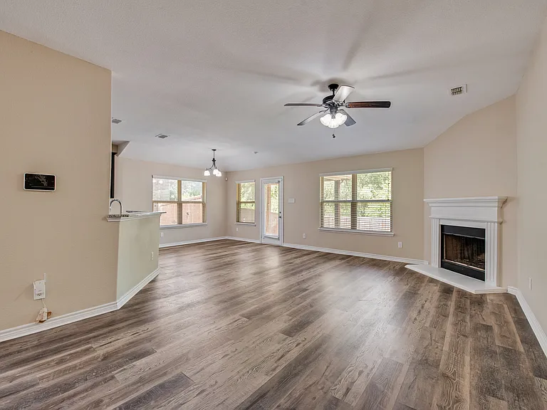 1900 Abby Creek Dr — Photo 6