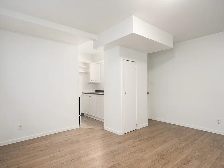 1445 W 11th Ave #11 — Photo 3