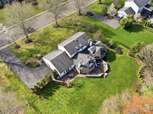 7 Monroe Pl, Cranbury, NJ 08512