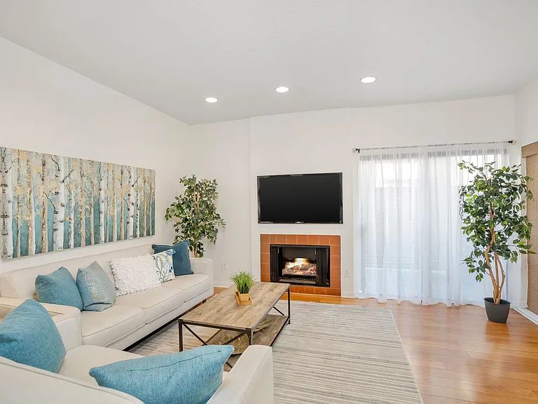 1655 Greenfield Ave #14 — Photo 2