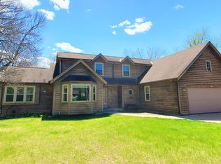 1457 Pathfinder Ln, West Bend, WI 53090