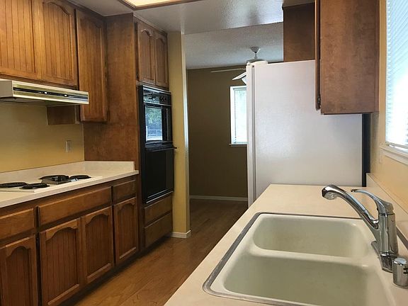 4th image of 3030 Glen Ln