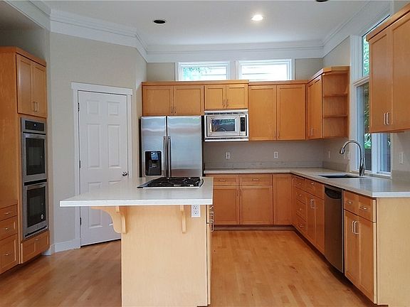 4th image of 419 3rd Ave S
