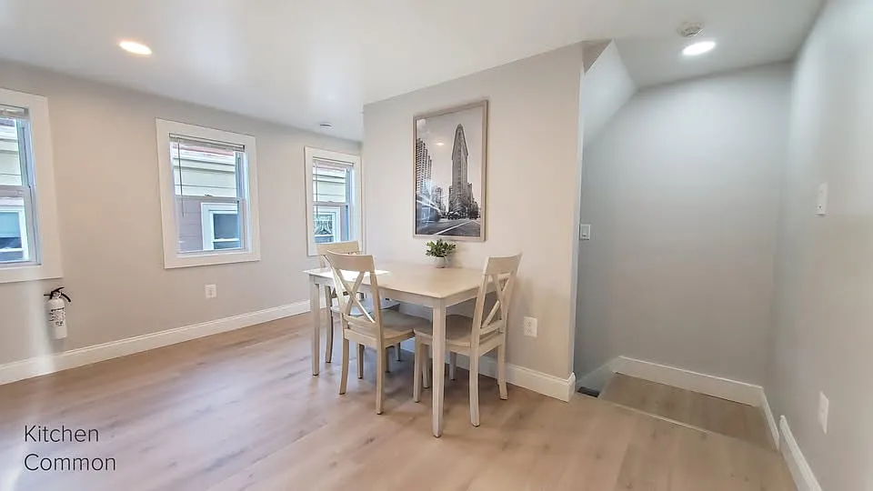 4 bed, 900 sqft, $1,280 — Photo 2