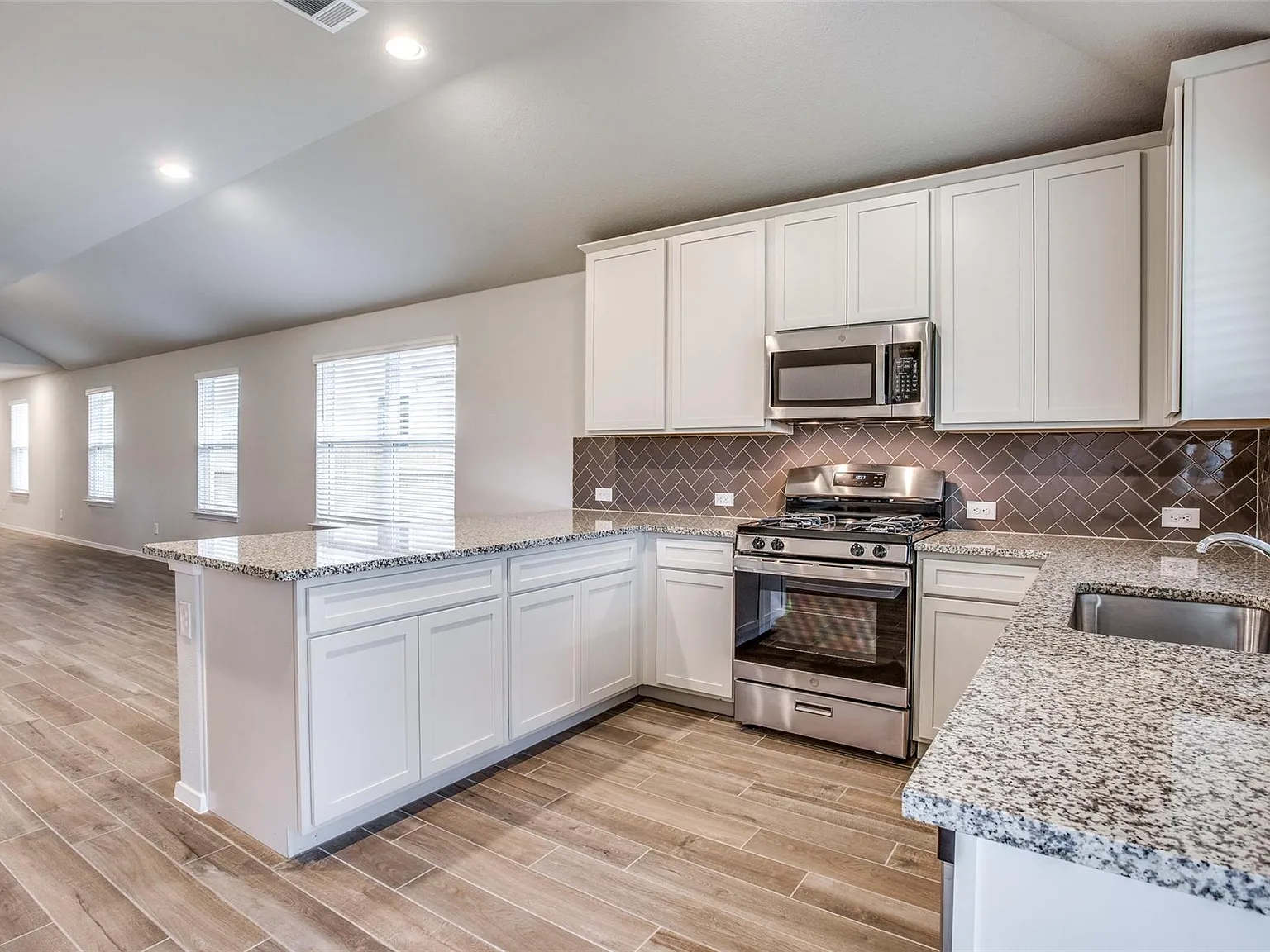 3 bed, 2.0 bath, 1533 sqft, $2,100 — Photo 2