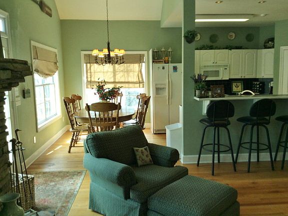 3rd image of 1241 White Oak Dr