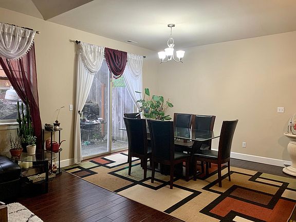 Dining Area (1st Fl)