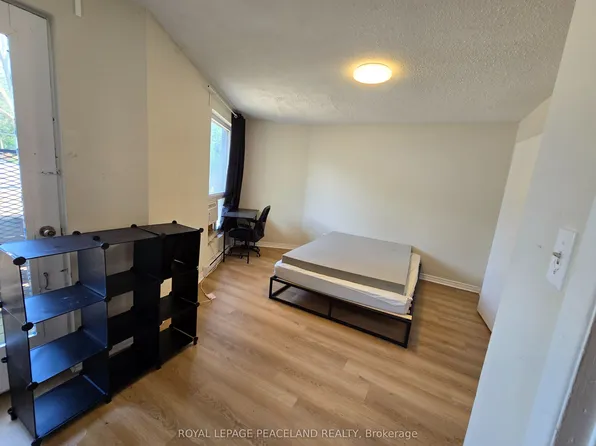 558 Spadina Cres #6, Toronto, ON M5S 2J9
