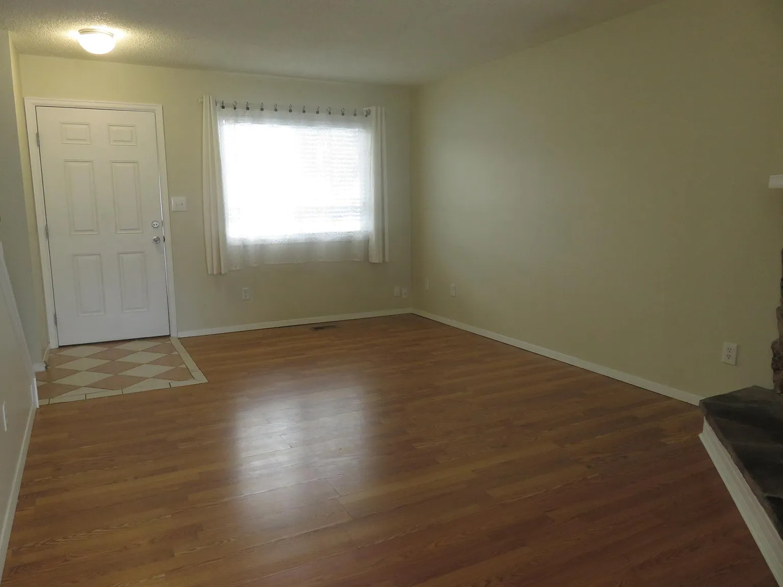 2 bed, 1.5 bath, 992 sqft, $1,405 — Photo 2