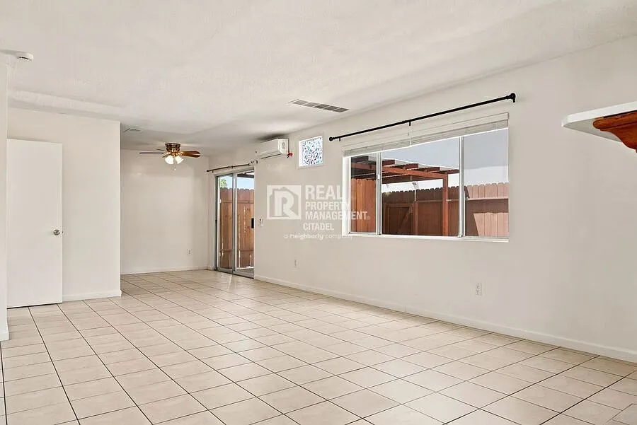 Spacious Two-Story Townhome Near UC Riverside 2 Bed, 1.5 Bath with Large Private Patio! — Photo 4