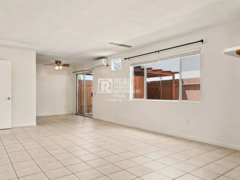 3009 Canyon Crest Dr #D — Photo 4