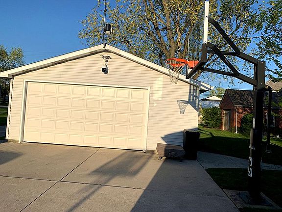 2 Car detached Garage 