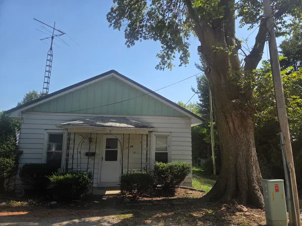 618 S College St, Lincoln, IL 62656