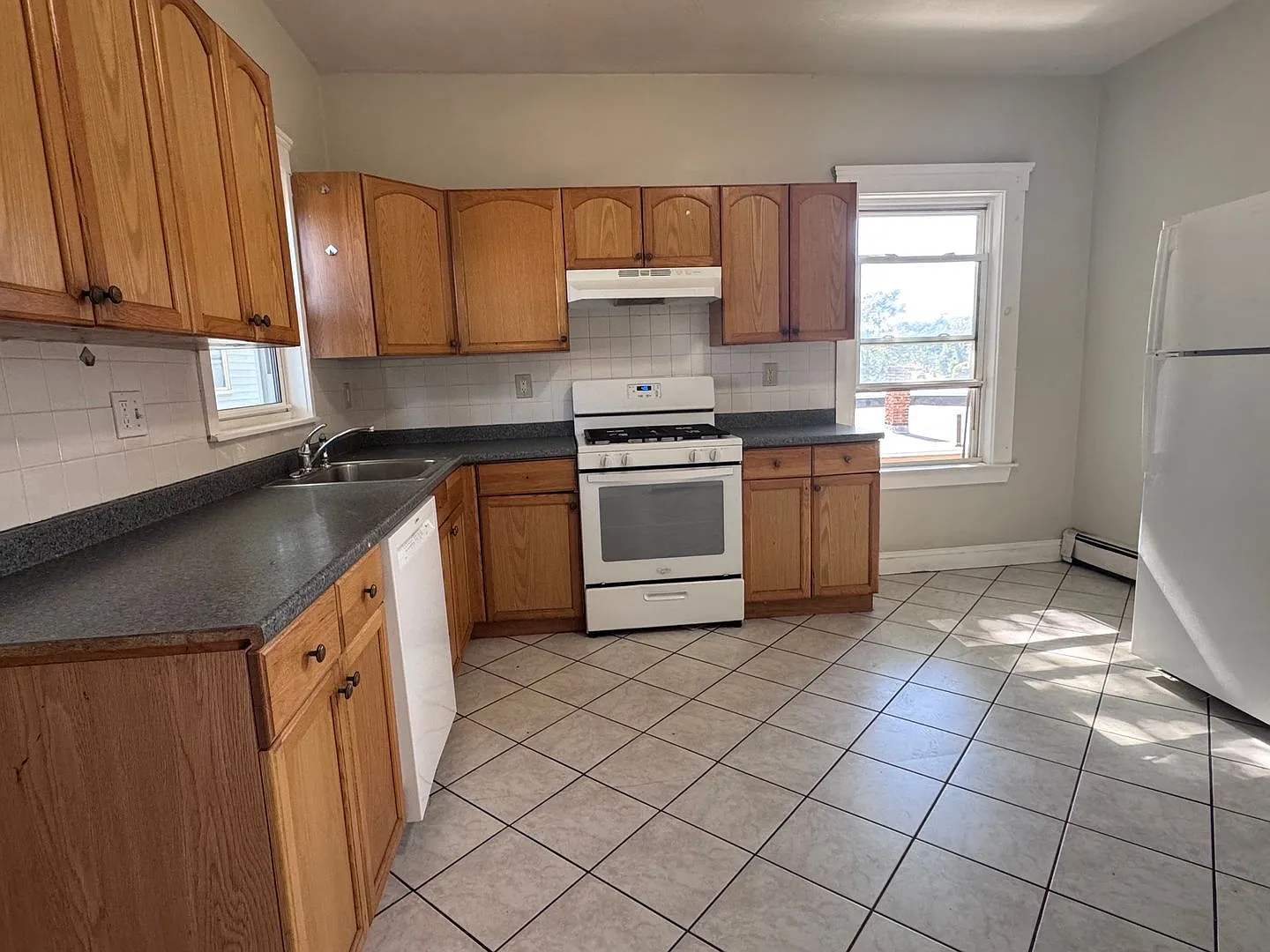 No Broker Fee!! 5 Bed/2 Bath In Lower Allston With Dishwasher! — Photo 2