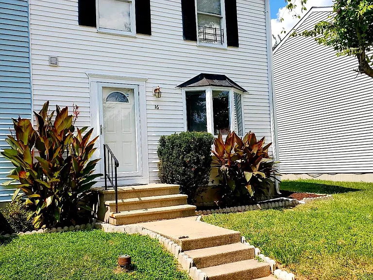16 Craftsman Ct — Photo 1